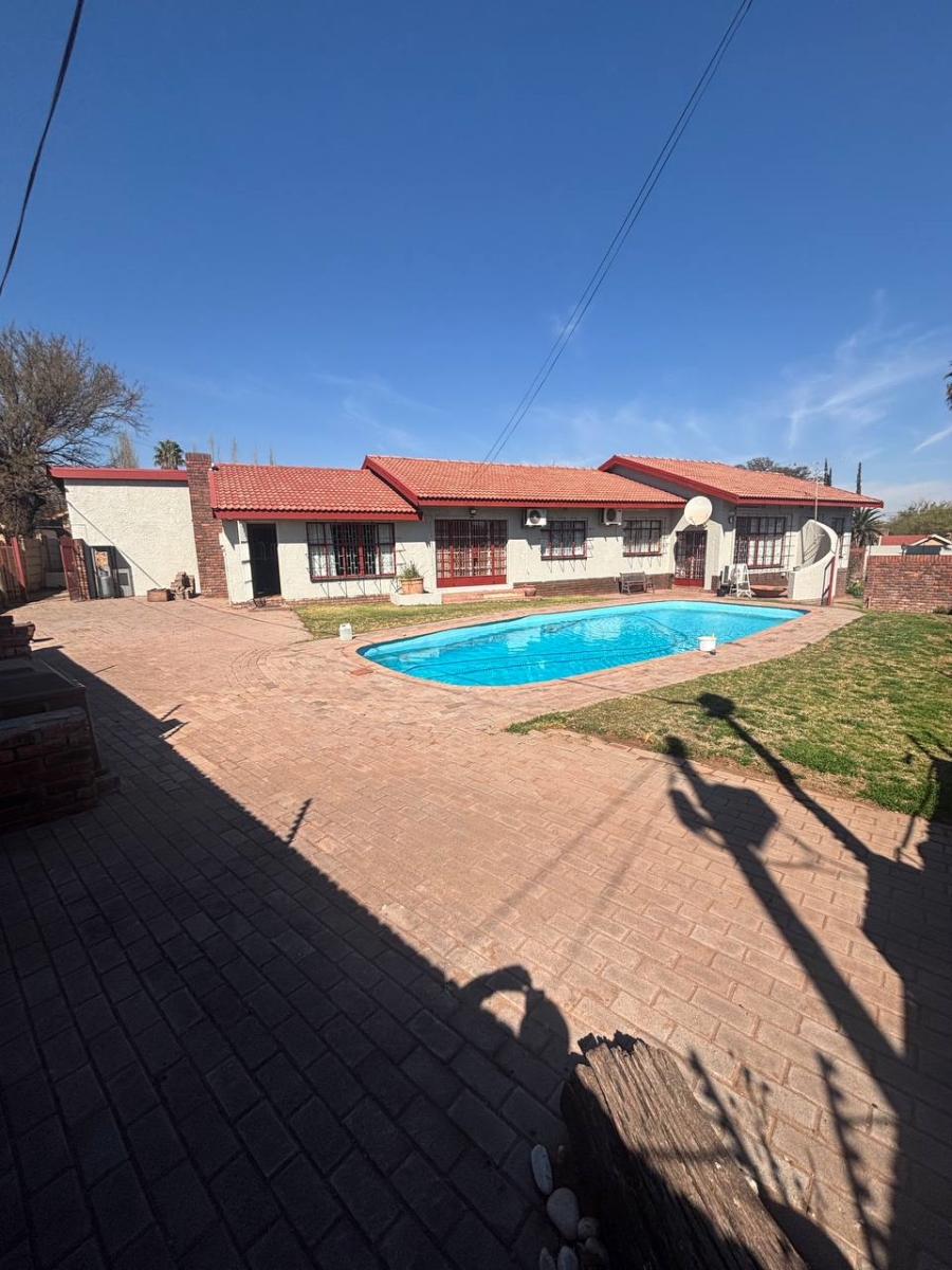 4 Bedroom Property for Sale in Postmasburg Northern Cape